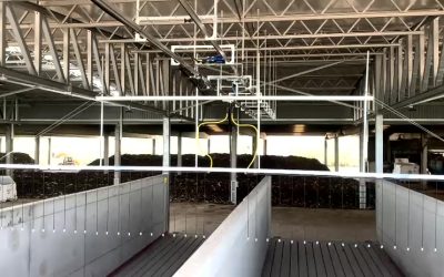 Système d’arrosage automatique à double rail dans une usine de compostage